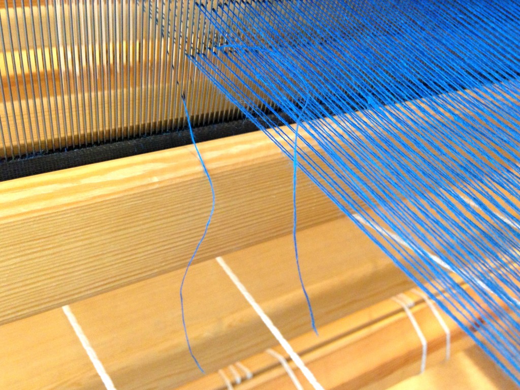 Linen singles warp with broken ends