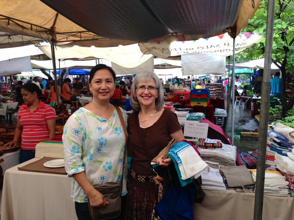 Filipino and American handweavers meet at market in Makati.