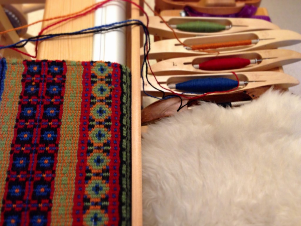 Bound Rosepath on the loom. Five shuttles with colorful Brage wool yarn.