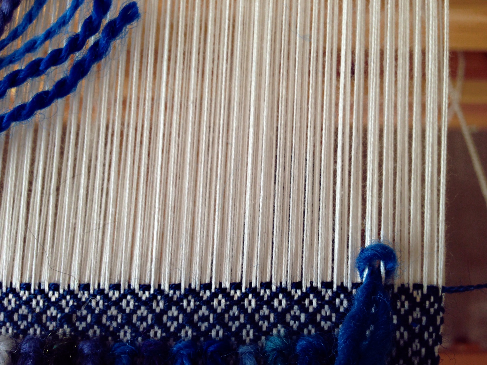 Pin Loom Project: Cardinal – Rya Knot