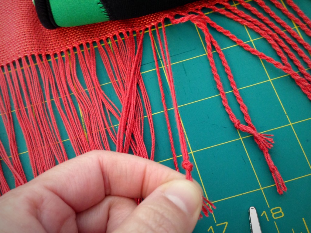 Making twisted fringe. Step-by-step.