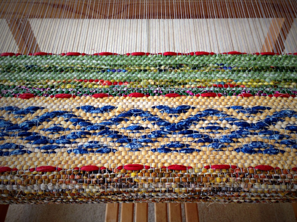 Rosepath rag rug on the loom. 1 of 5. ki
