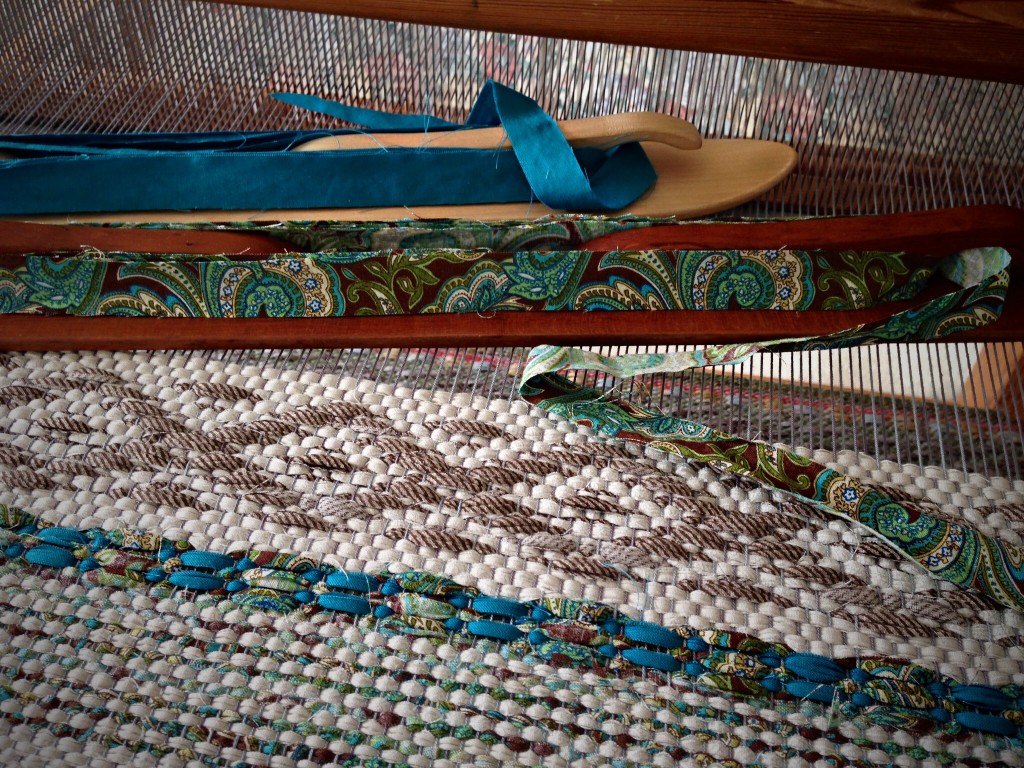 Rosepath rag rug on the loom. 2 of 5. ki