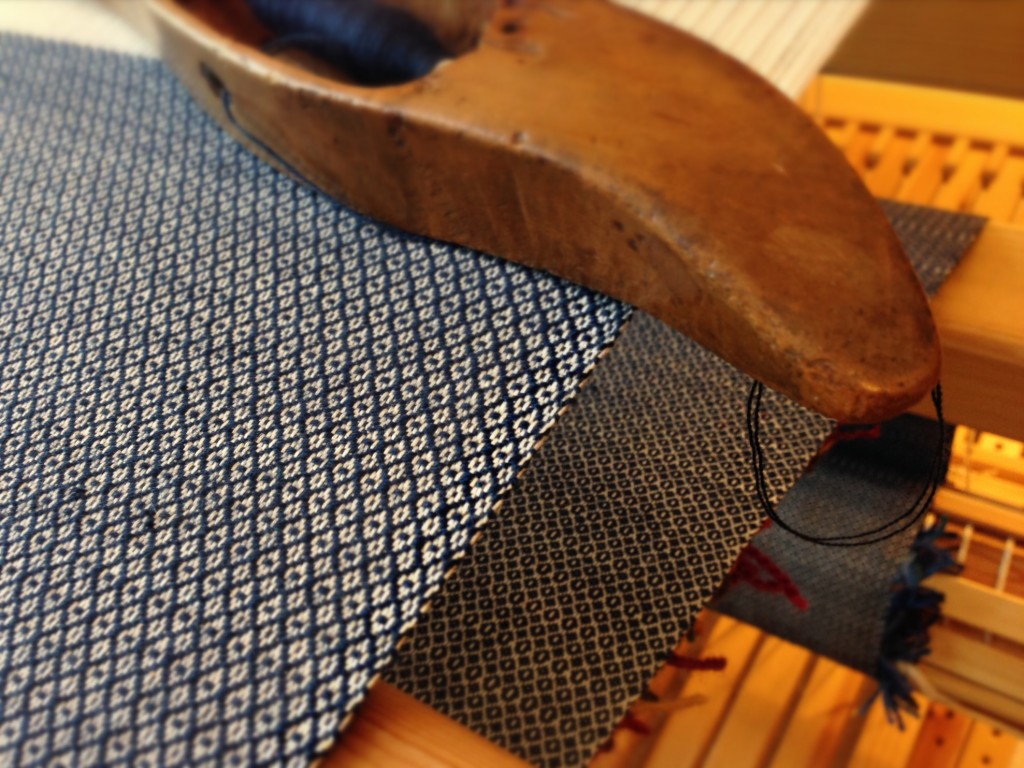 Rosepath weaving on the loom. Glimpse of rya knots on the way to the cloth beam.