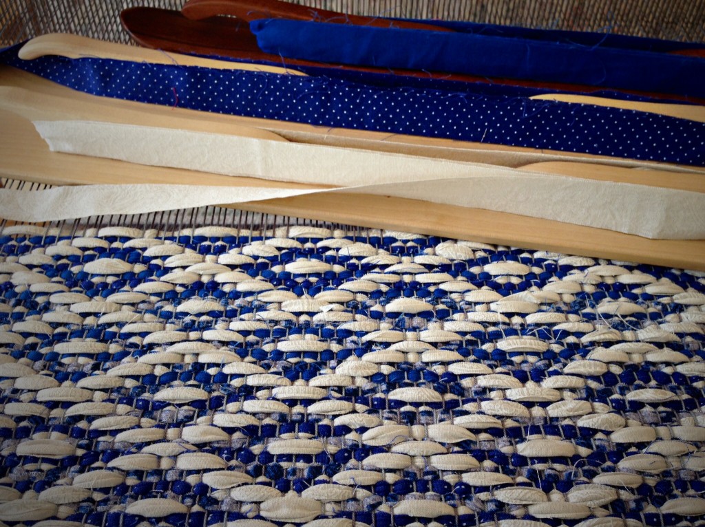 Rosepath rag rug on the loom. 3 of 5. ki