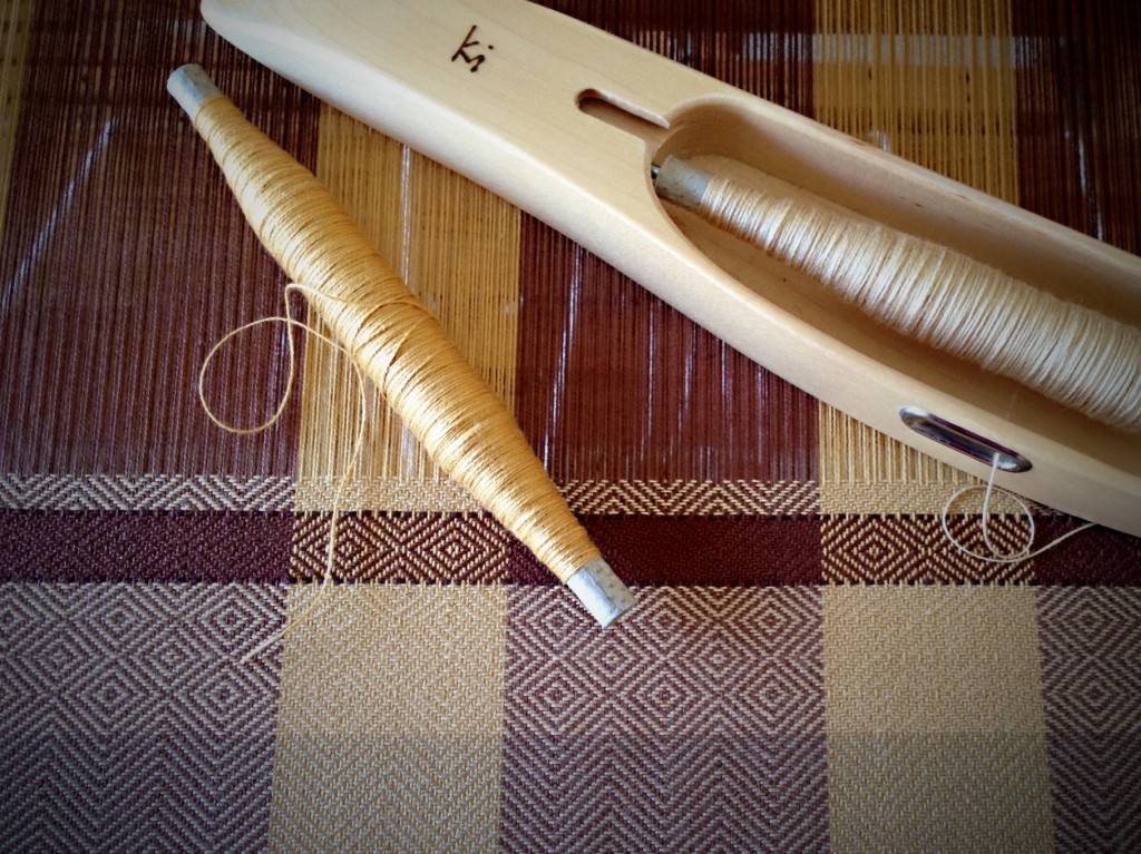 Goose-eye handtowels on the loom. Choosing the lighter shade weft.