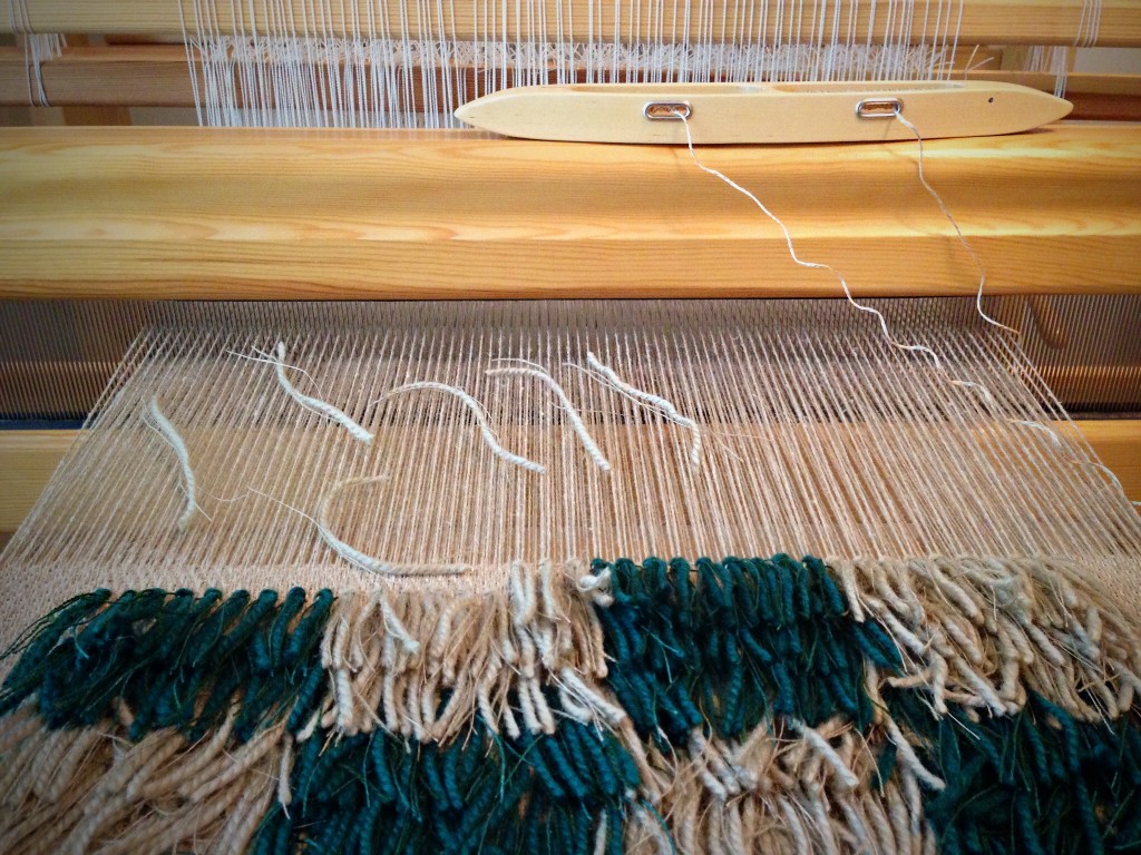 Separating threads into "triplets" for rya knots.