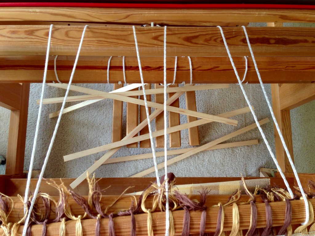 Slats on the floor after unrolling the cloth beam.