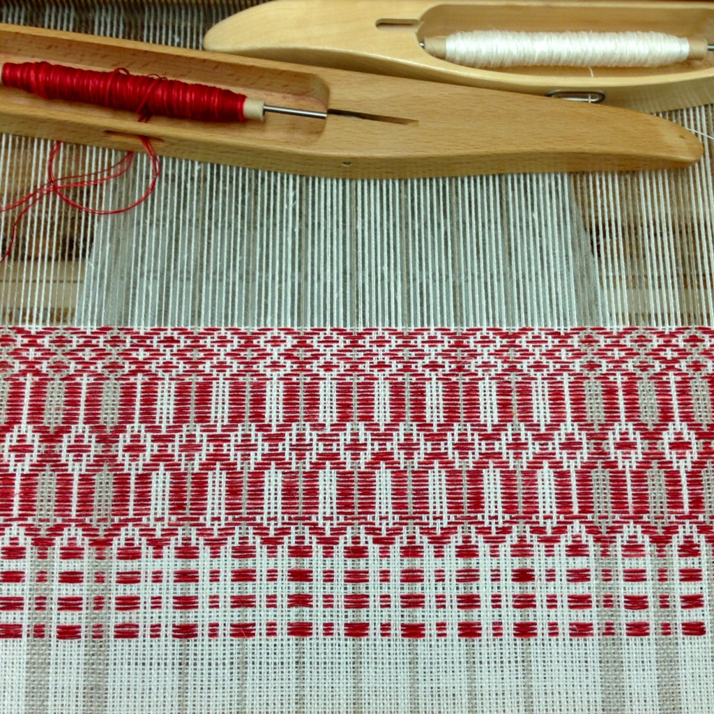 Beautiful Smålandsväv in linen on the loom at Vavstuga!