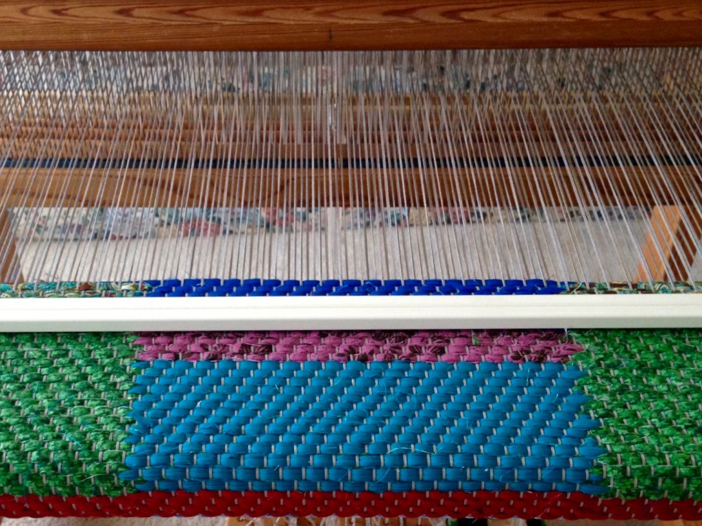 Twill double-binding rag rug on the loom.