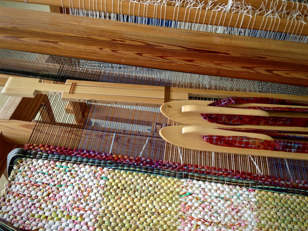 Step-by-step weaving handle into bag.