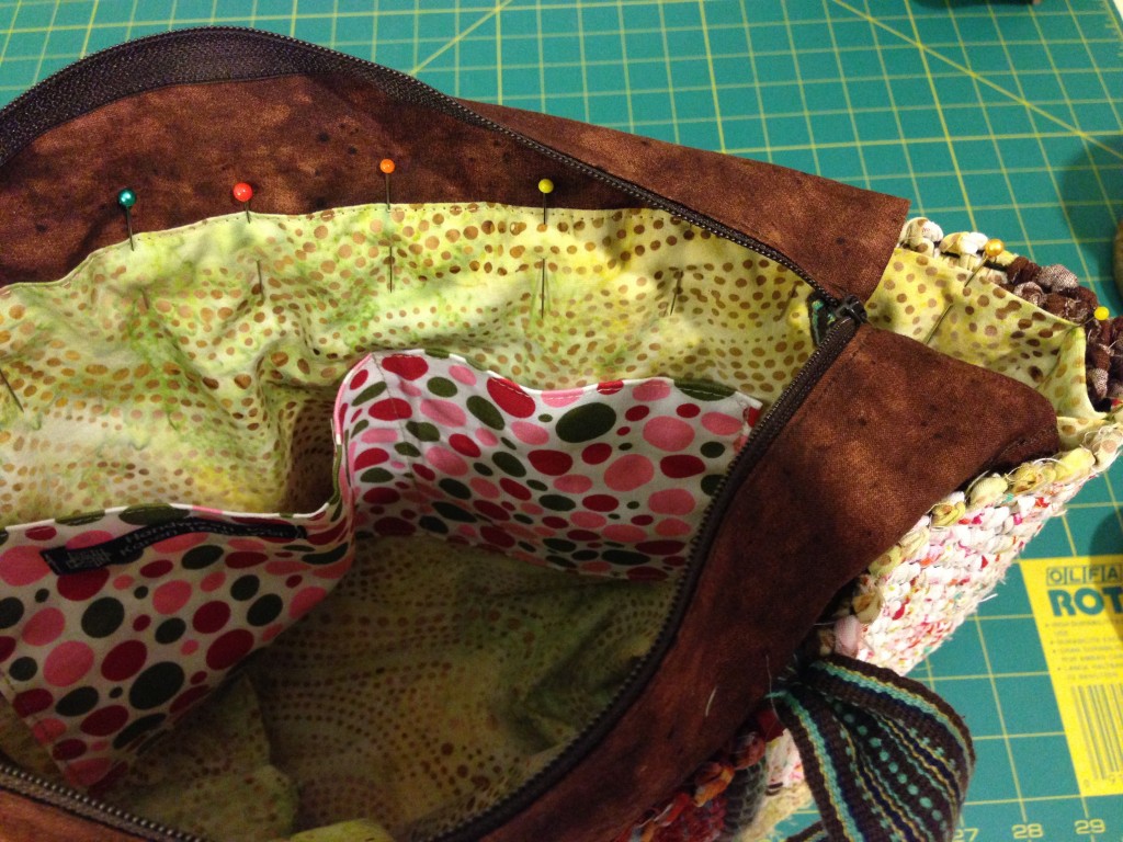 Pinning lining into handmade bag. Instructions.