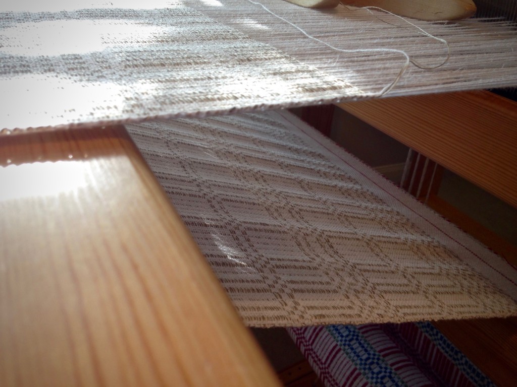 Halvdräll on the loom. View of the back of the cloth.