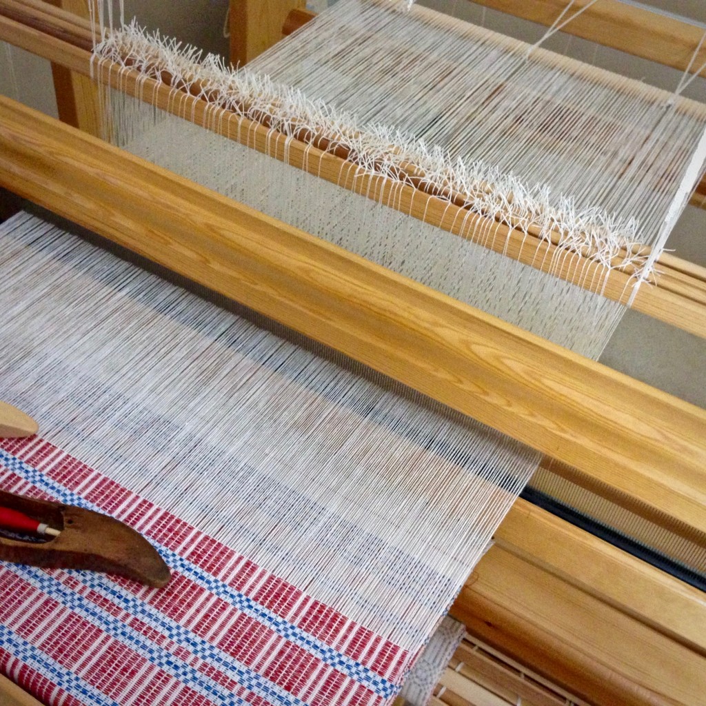 The end is near! The end of the warp, that is. Halvdräll on the loom.