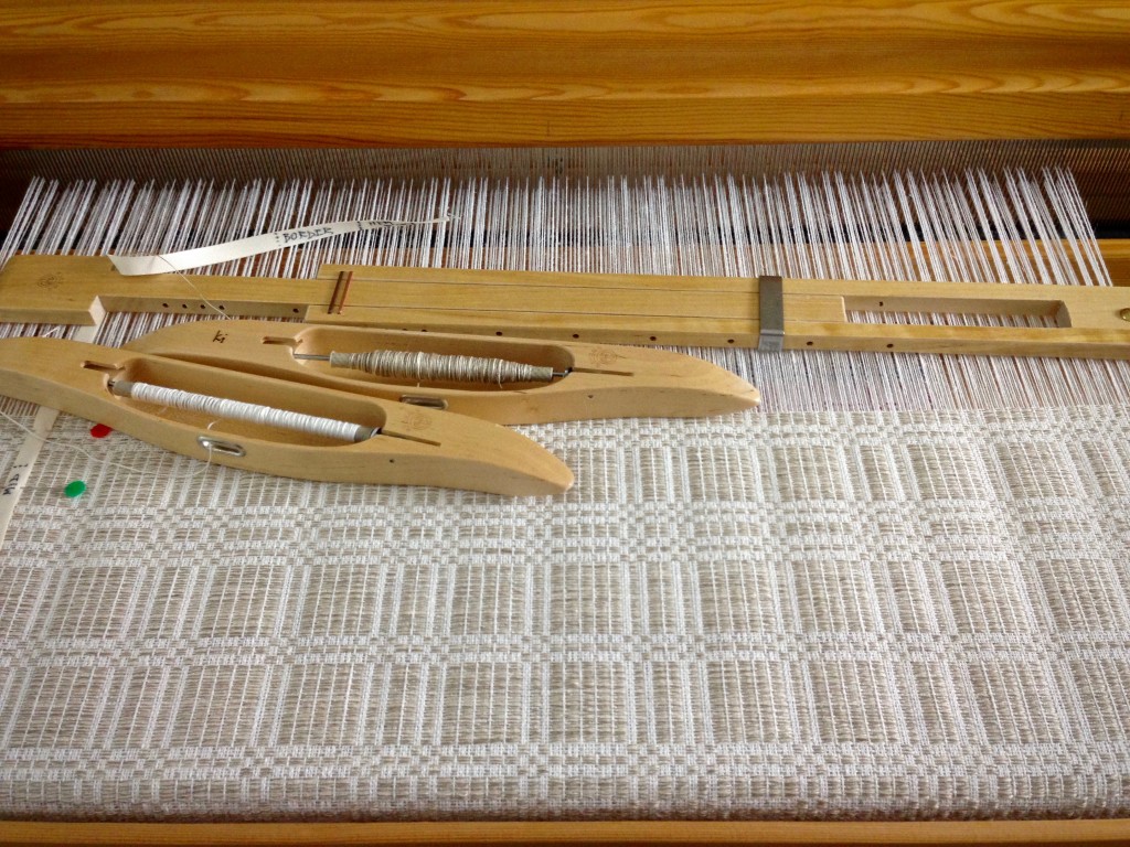 Elegant monochrome halvdräll on the loom. Karen Isenhower