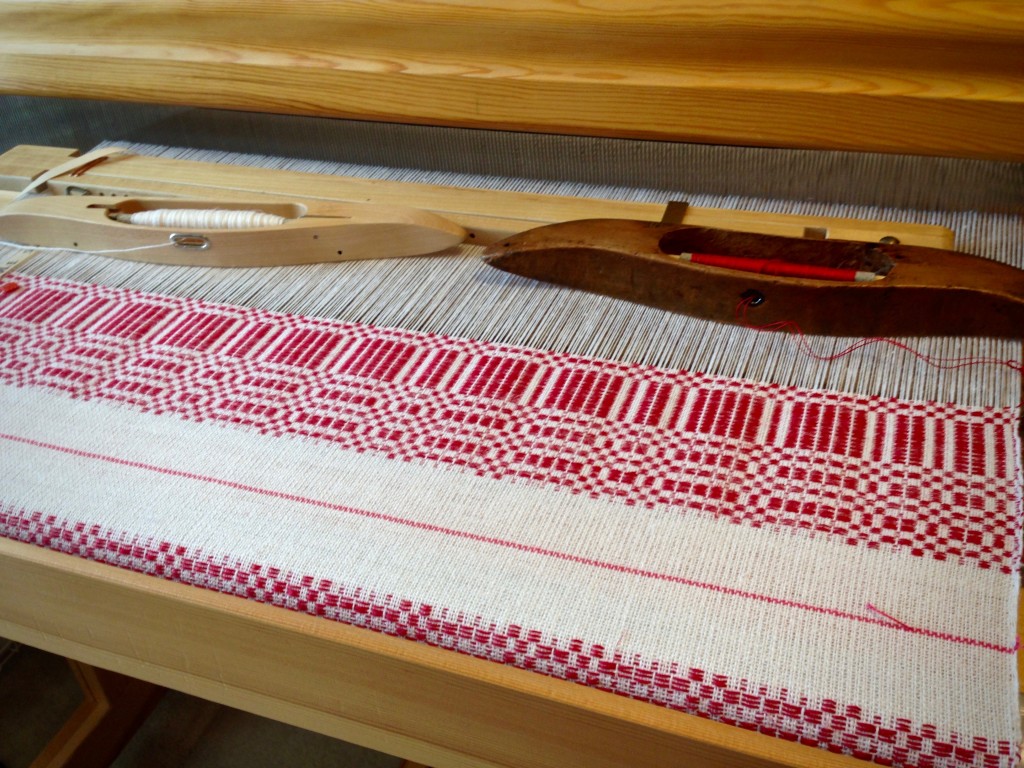 Halvdräll on the loom. Christmas table square.