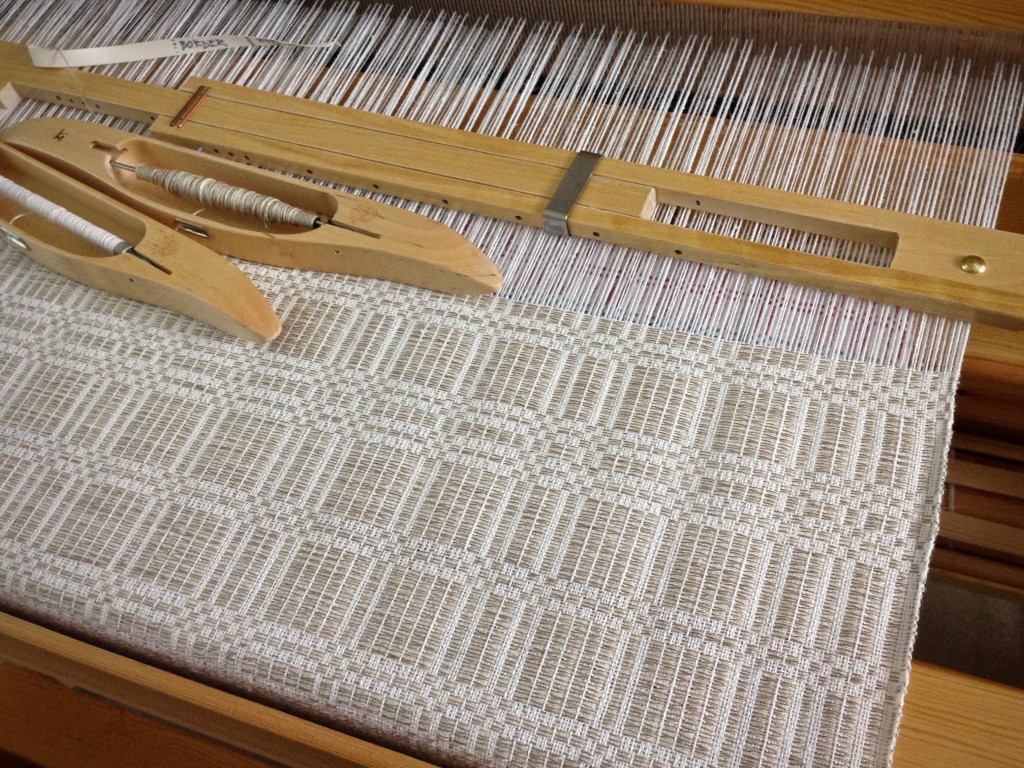 Halvdräll table squares on the loom. Elegant neutral tones.