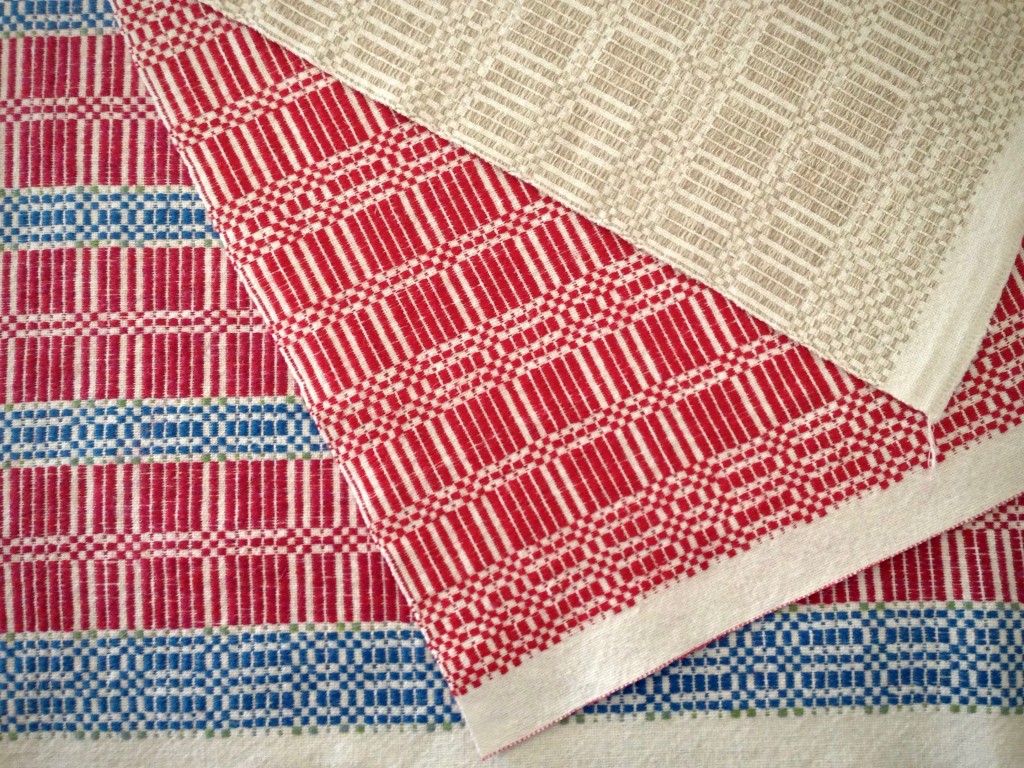 Halvdräll table squares with linen pattern weft.