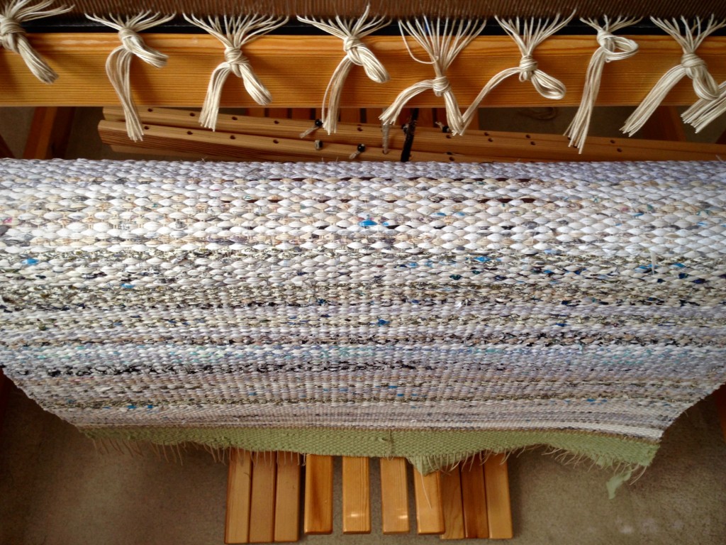 Large rag rug cut from the loom. Instructions for finishing ends.