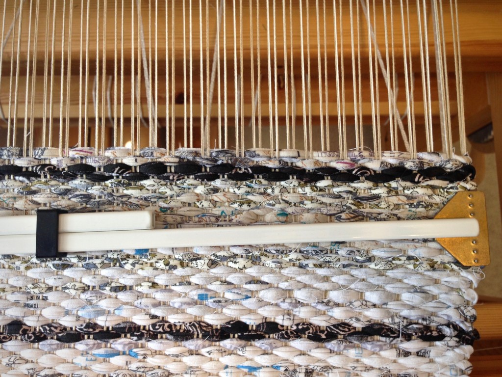 Rag rug on the loom. Thin stripe tutorial.