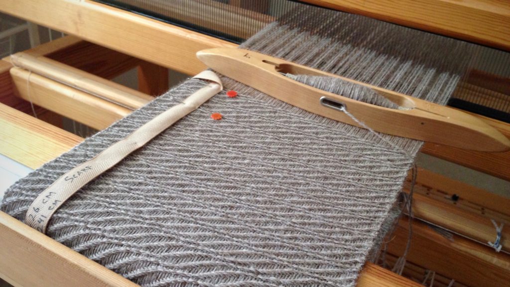 Alpaca scarf on the loom. 8-shaft wavy twill.