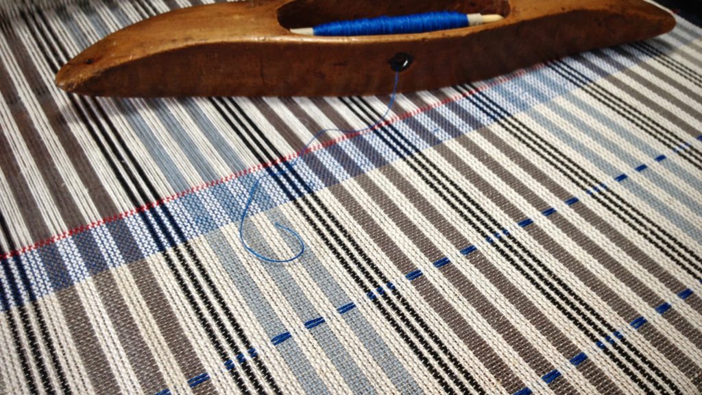 Blue 16/1 linen is used to weave the hem. Karen Isenhower