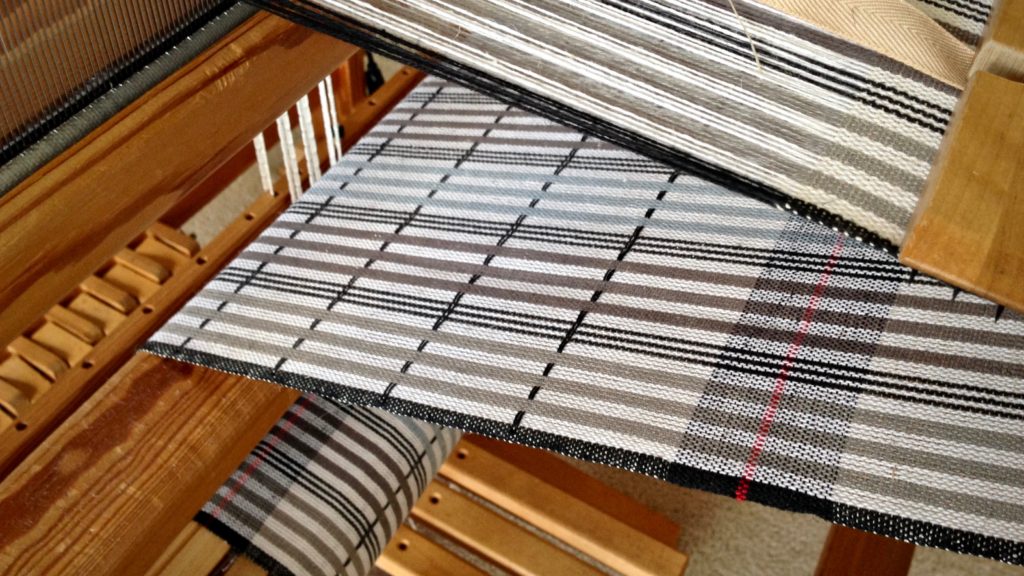 Plattväv towels on the loom. Narrow warp stripes advantage.