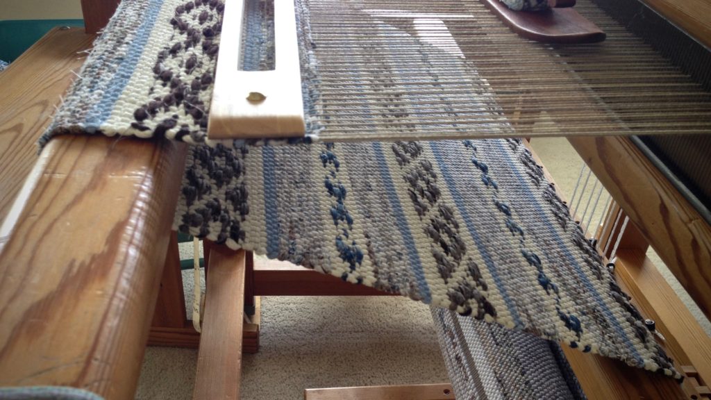 Seeing the reverse side of the rosepath rag rug on the loom.