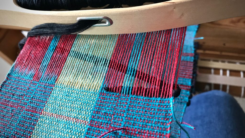 Tucking in string yarn weft tails. Tips.