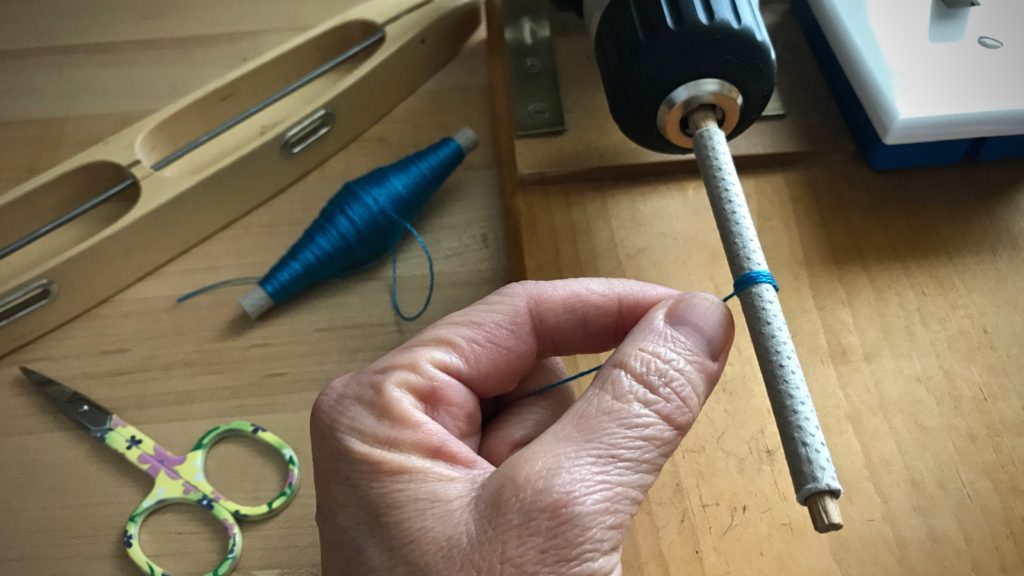 Winding equal quills for a double-bobbin shuttle.