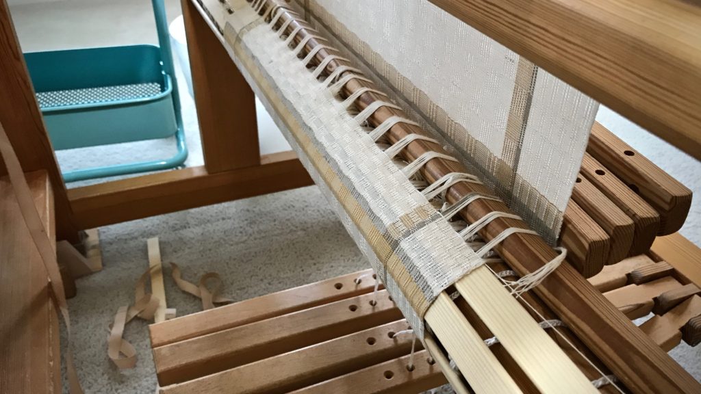 Warping slats are placed on the cloth beam.