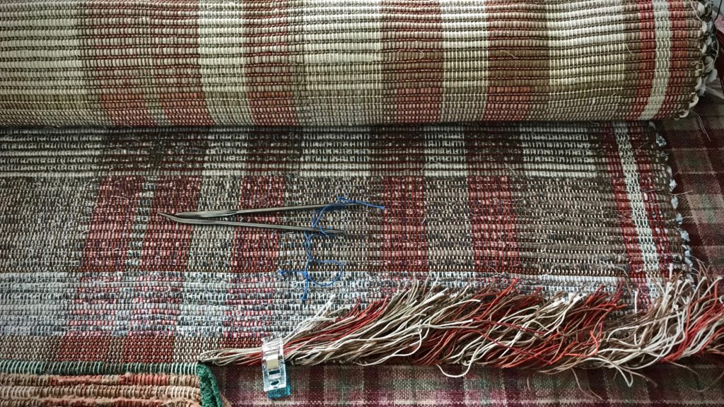 Finishing work for rag rugs.