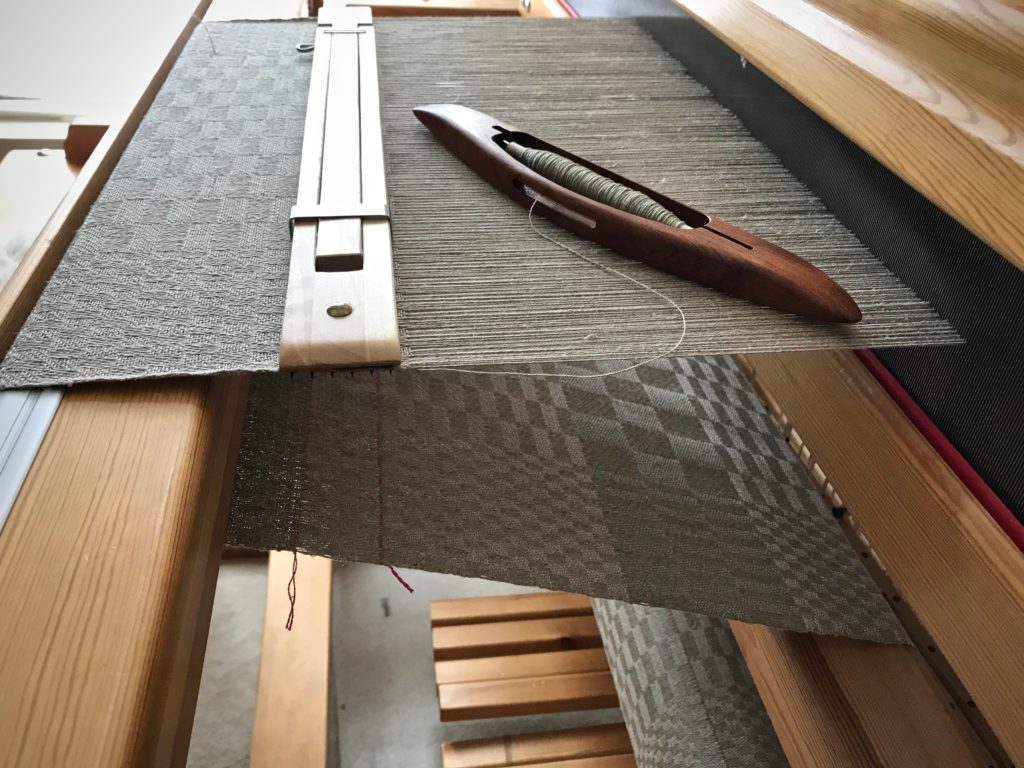 All-linen 5-shaft satin dräll on a Glimåkra Standard loom.