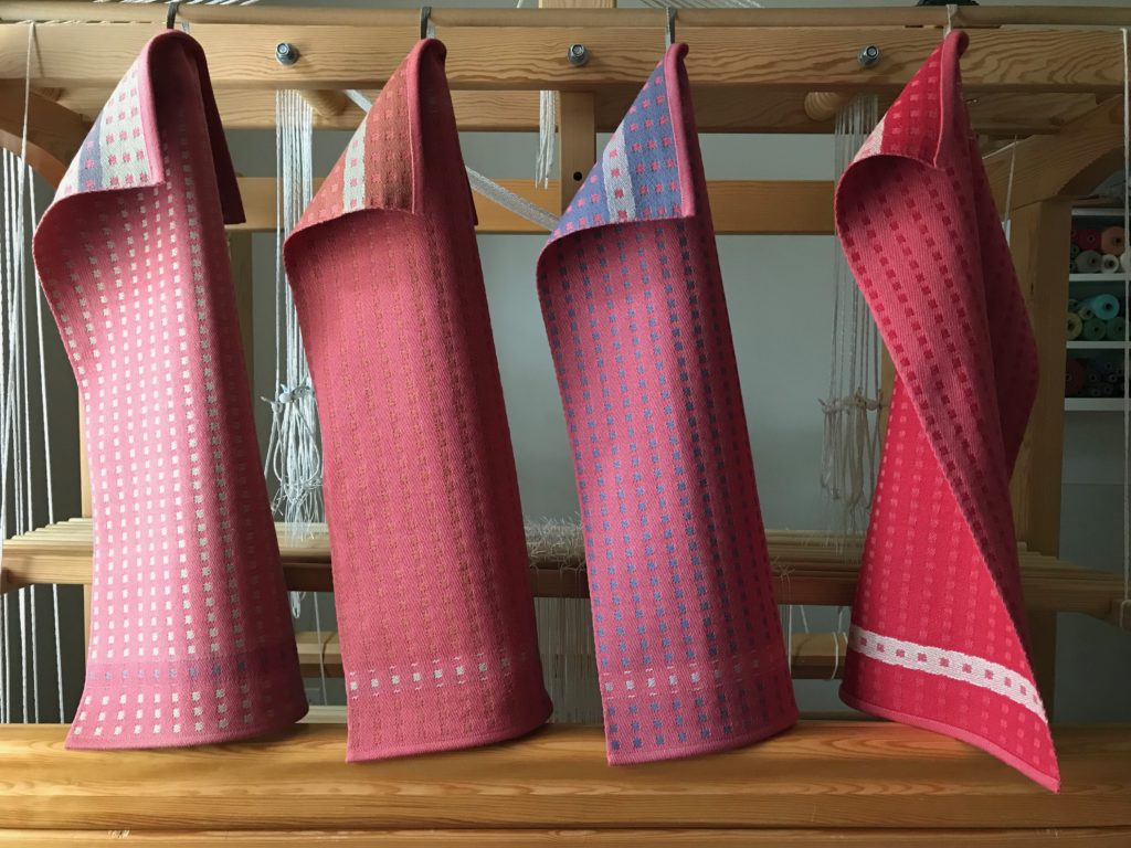 "Square Dot" towels. Satin dräll. Karen Isenhower