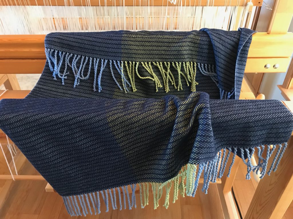 Finished 8-shaft twill cotton throw. With fringe!