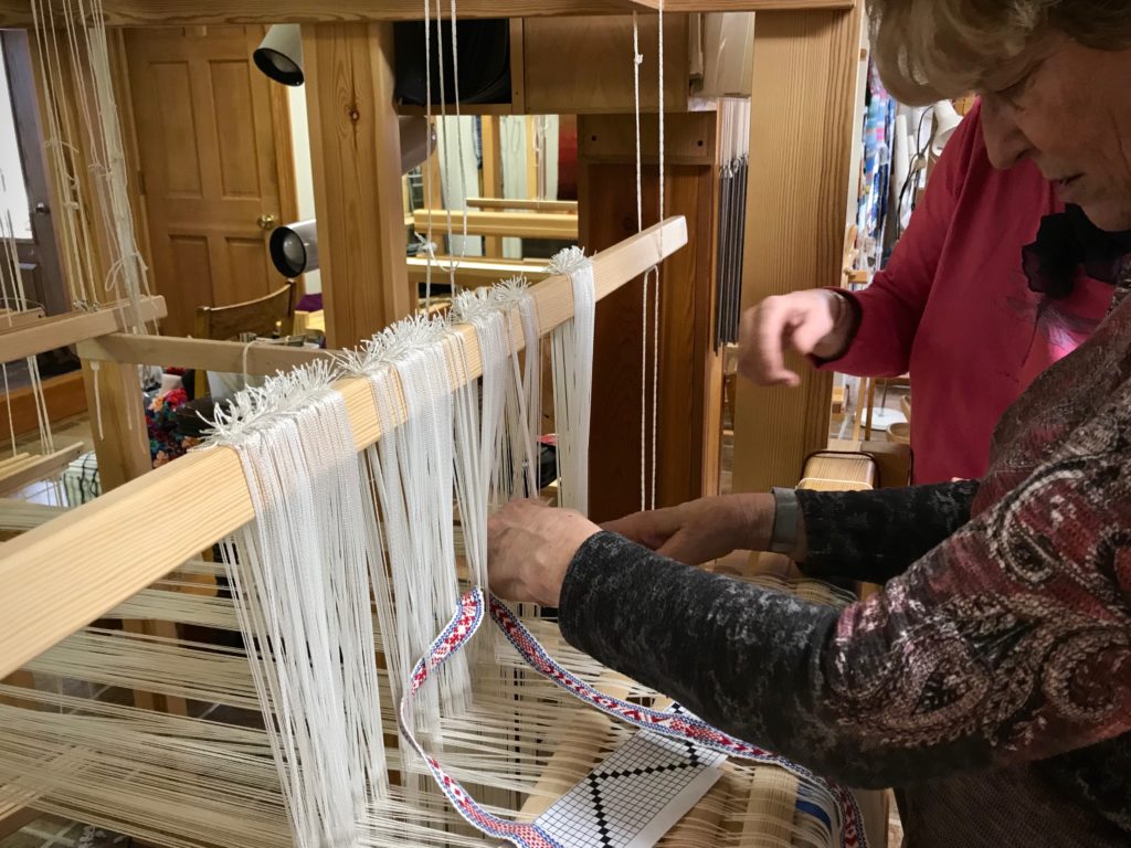 Distributing pattern heddles on the drawloom.