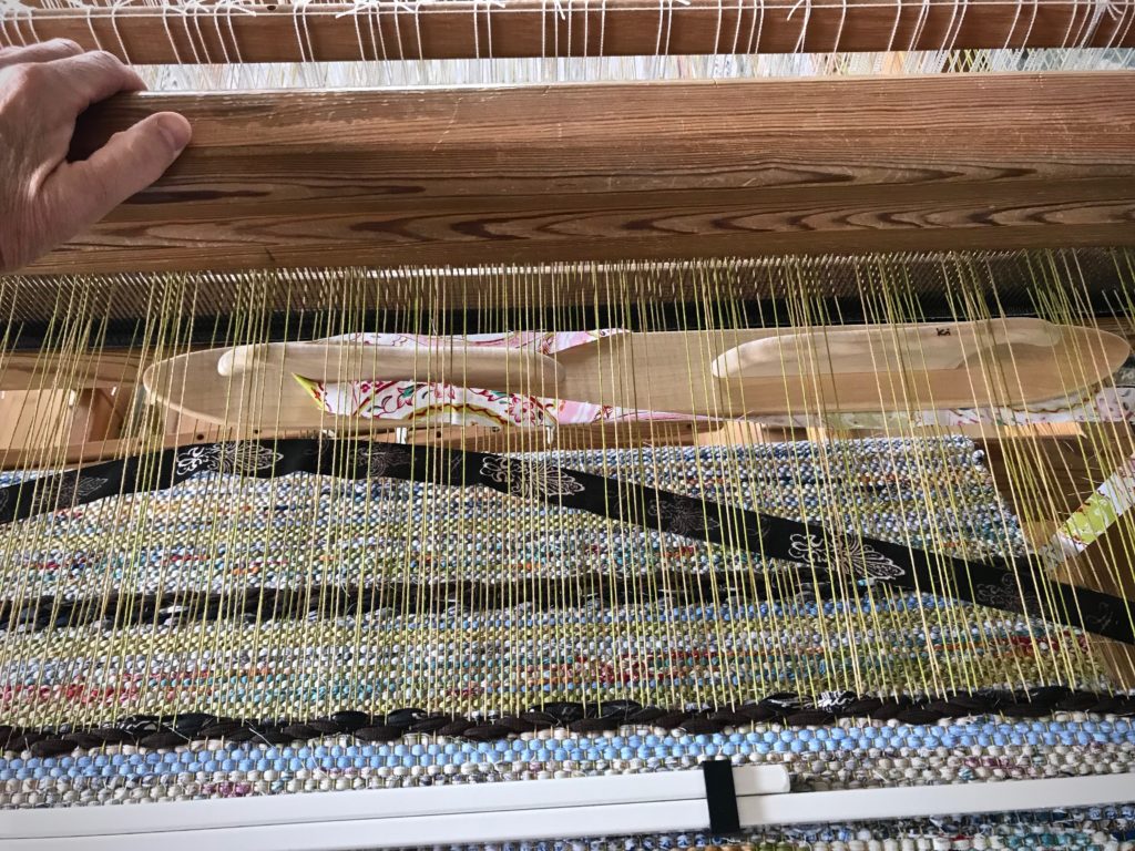 Making a rosepath rag rug with an inlay strip.