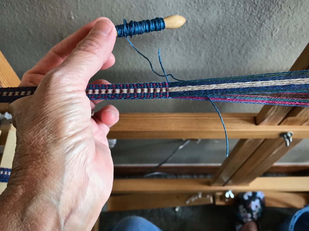 How to overlap wefts on the band loom.