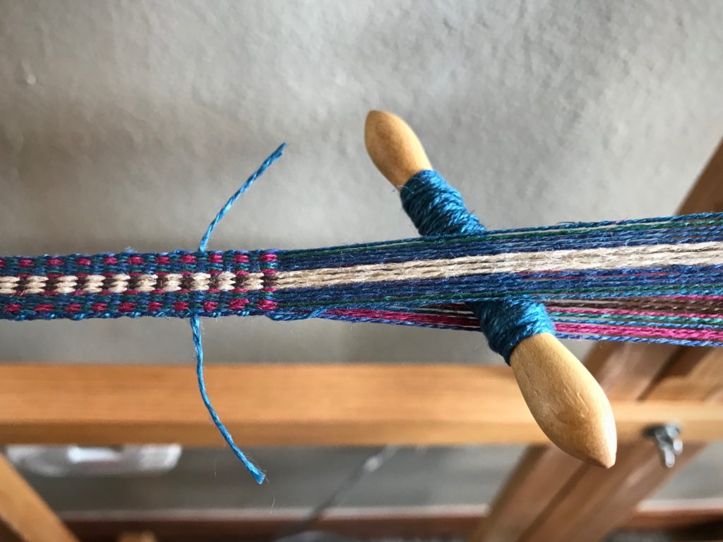 Instructions for ending and starting wefts on the band loom.