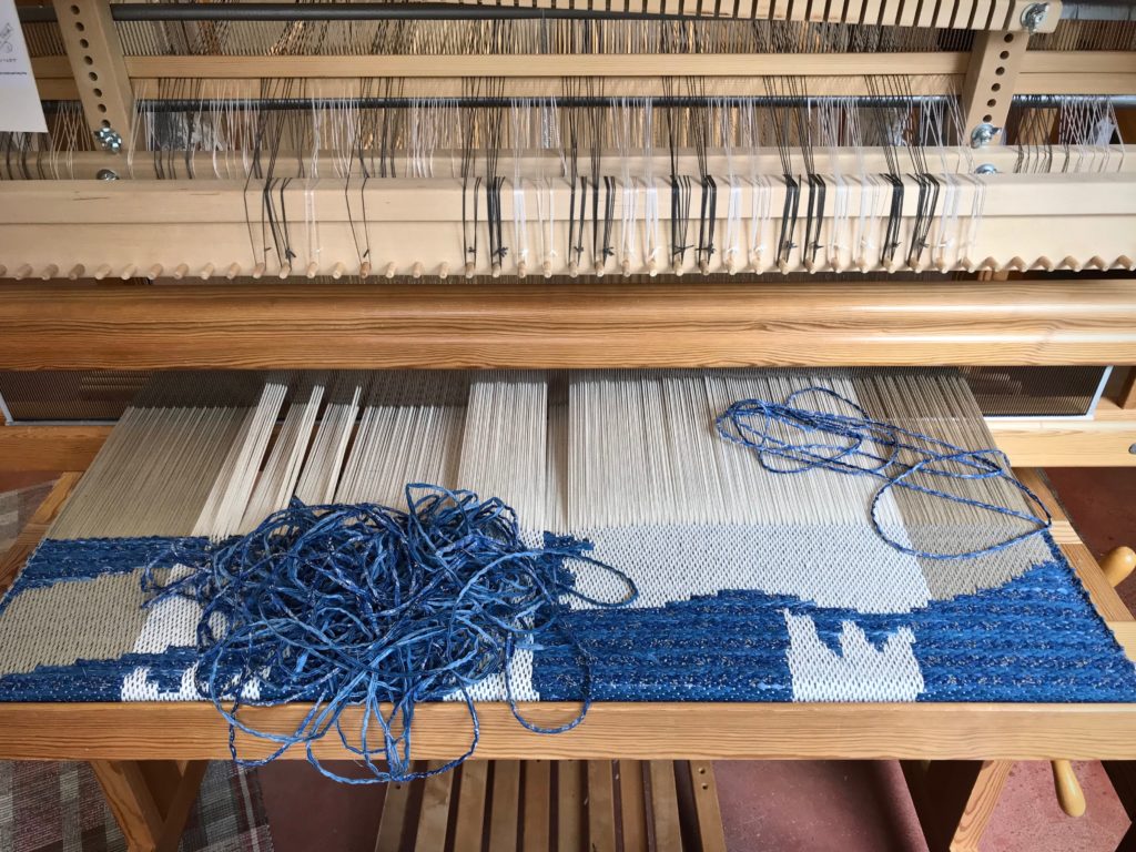 Rag weft is taken out to correct an error.