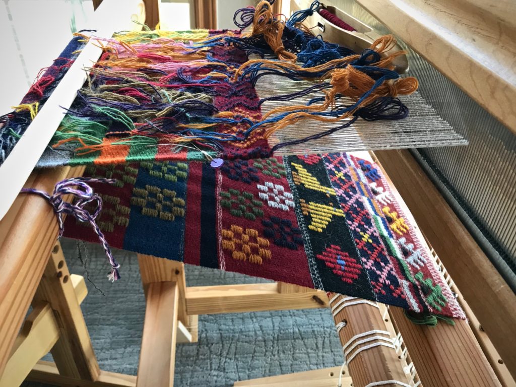 Weaving krabbasnår and other Swedish art weaves.