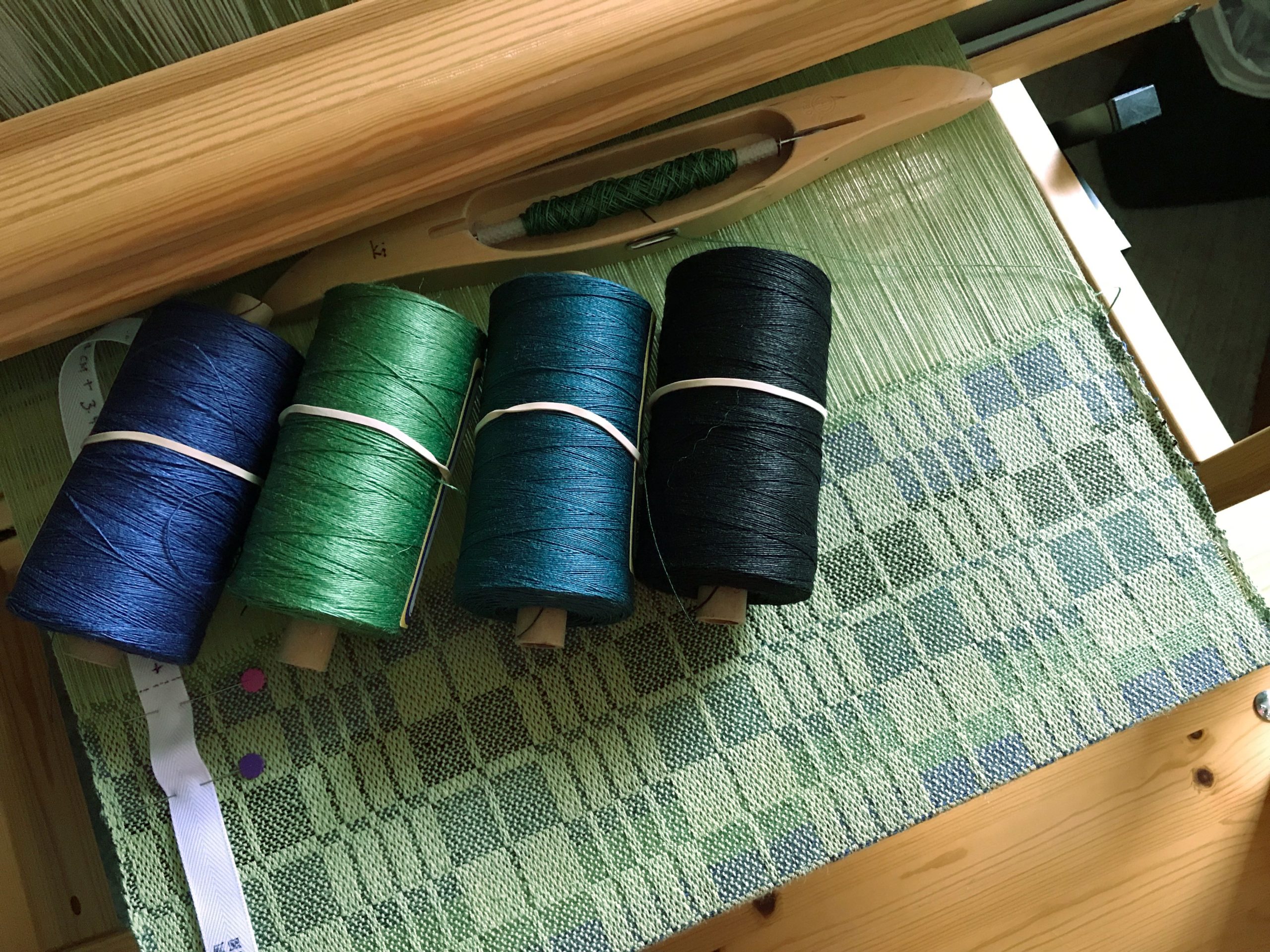 My first floor loom and a scarf project < with my hands - Dream